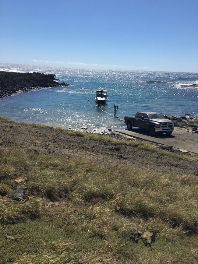 魚釣りに行っていたボートが戻ってきたところです