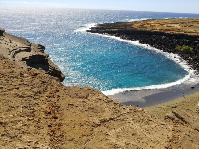 主人が断崖の上から撮影した景色