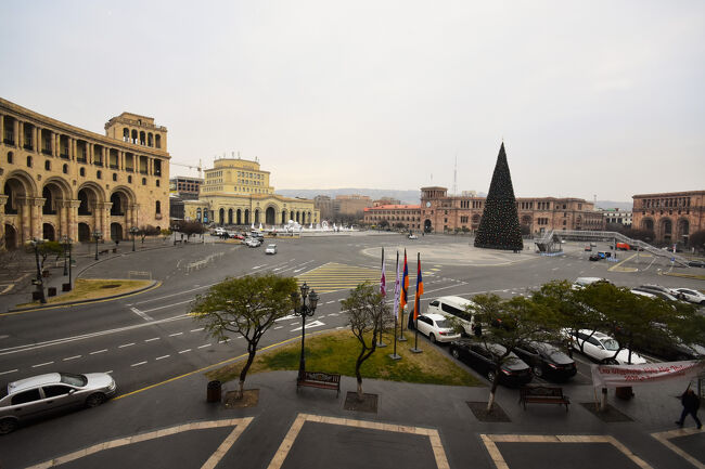 運良く部屋の窓から共和国広場のロータリーが見える部屋