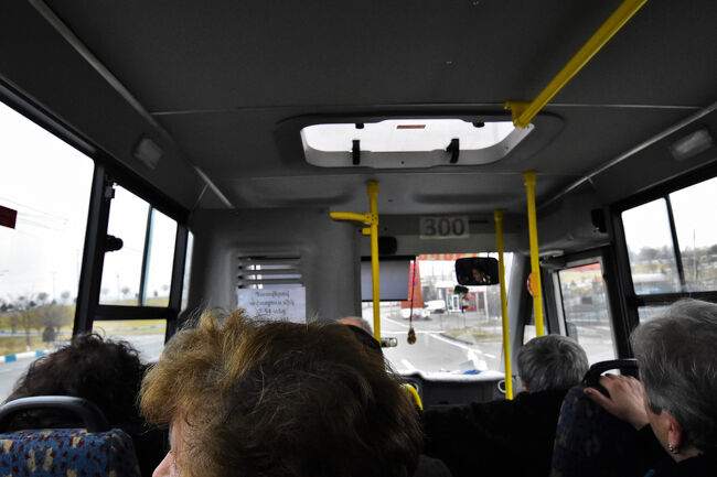 この日はエレバンから西に30kmほどのエチミアジンに行きます<br />エチミアジンにはマルシュルートカで行くのだが、乗り場がホテルから2.5kmほどのところにあり、そこまではタクシーで<br />写真はエチミアジン行きのマルシュルートカ車内、片道300ドラム