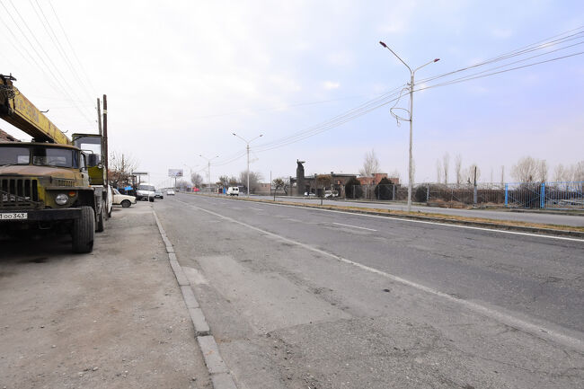 昨日に続いてエチミアジンも途中下車<br />最終目的地のエチミアジン大聖堂の5kmくらい手前<br />一見なにも無さそうな通りですが、反対車線に見えているのが