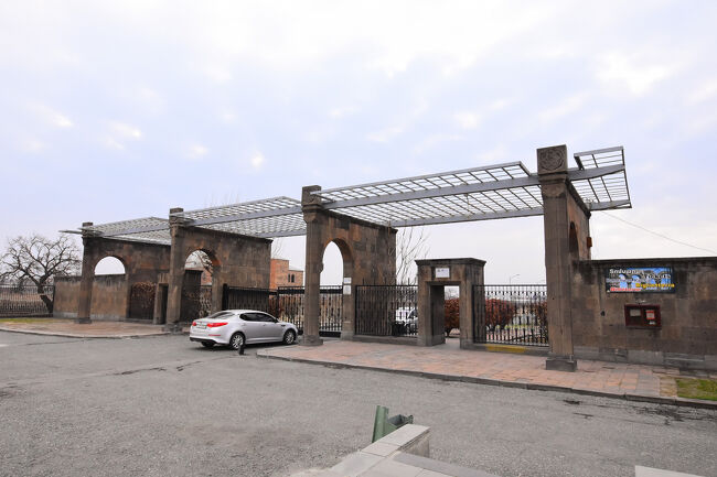 こちらが最初の目的地、世界遺産「ズヴァルトノツの考古遺跡」の入口