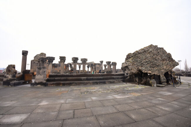 正面である南側から