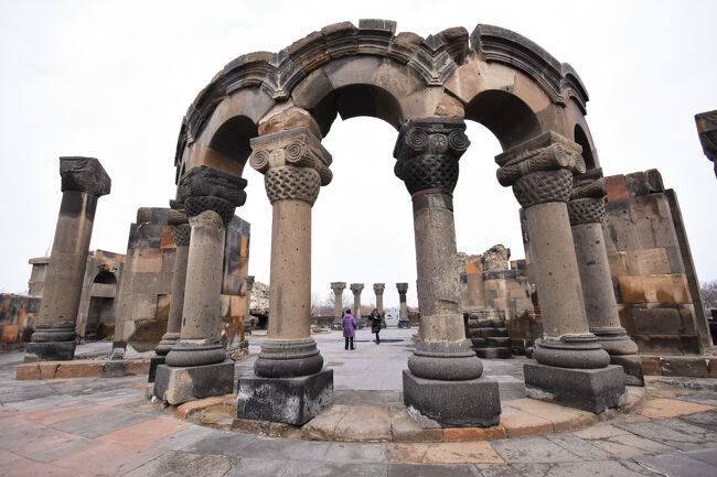 曇天なのでどうしようもないが、まだ写りの良い裏側