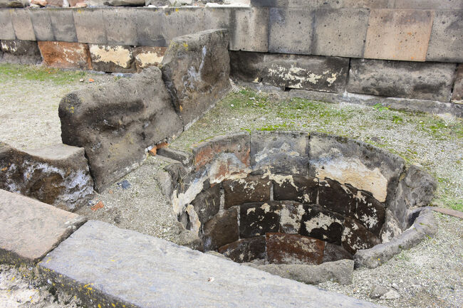 この穴はどう見てもワイン作り用の穴<br />左の囲いでブドウを潰し、出てきた汁を右の穴に貯めるといった感じか