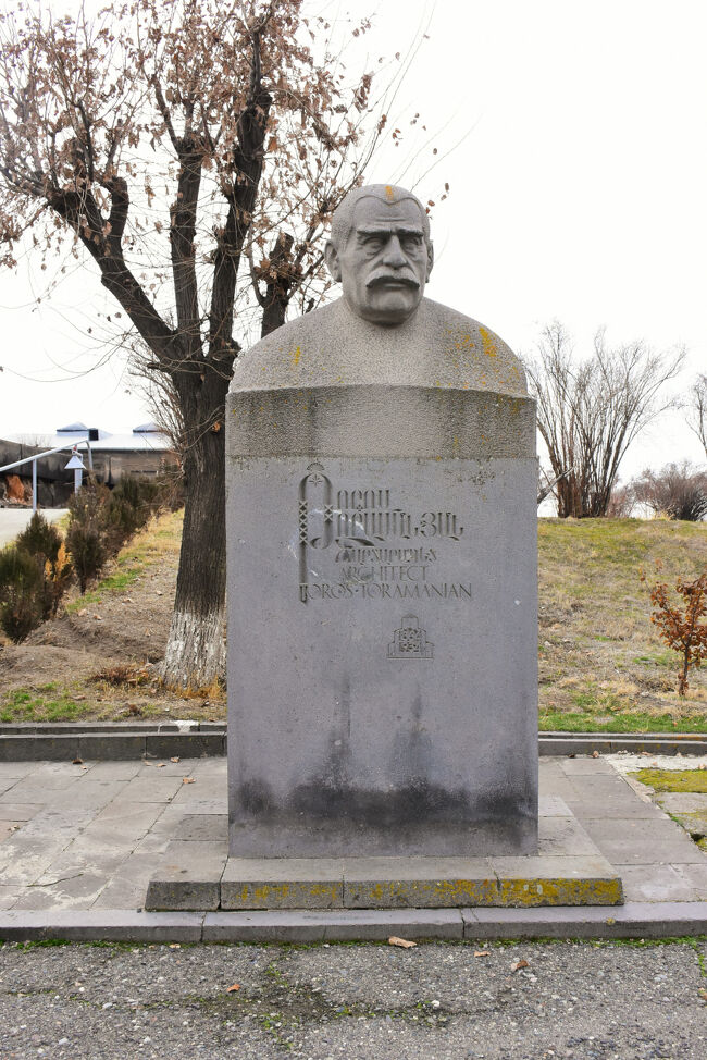 敷地内にTOROS TORAMANIANという人物の銅像あり<br />帰ってから調べた要点が以下、<br />1864年オスマン帝国(現トルコ、シェビンカラヒサル)に生まれた、アルメニアの有名な建築家<br />パリの大学で学び、中世アルメニアの建築の研究に取り組み、「アルメニア建築史学の父」と称されている<br />1904年よりエチミアジンの遺跡調査プロジェクトに参加し、彼の率いる調査により当時は厚い土葬に埋もれ崩壊していたていたズァルトノツ遺跡や教会を発掘し、建造物本来の姿を明らかにした<br />1914年より第一次世界大戦、1920年アルメニア・トルコ戦争が起こるなど困難に見舞われるが、1934年エレバンで亡くなるまでアルメニア建築の研究発展に大きく貢献した<br />とWikiを読んでの理解