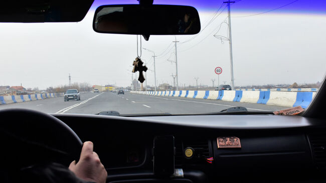 ズヴァルトノツの考古遺跡の次は2kmほど離れた「聖フリプシメ教会」へ<br />ちょうどタクシーが通ったので移動時間削減すべく、1000ドラム