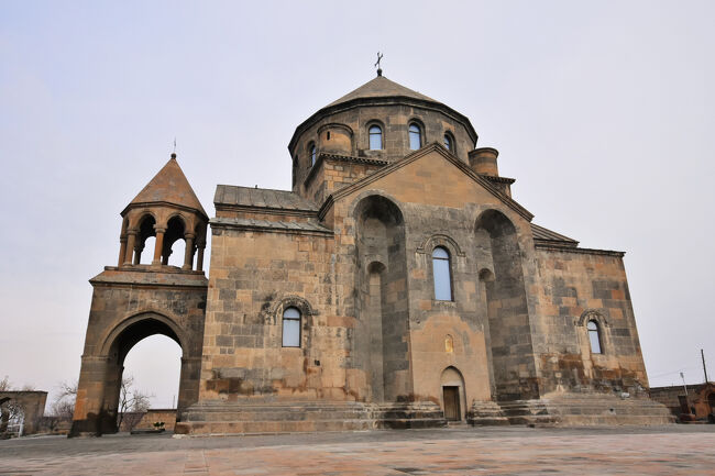 正面（南側）<br />この教会は618年に完成されたもので、現存する中では世界で最も古い時期のキリスト教建造物の１つと言われる<br />「フリプシメ」が何なのかは必ず抑えるべきポイントで、<br />304年アルメニアの国教がキリスト教になる前の290年頃、ローマ帝国から40人の修道女たちがやってきて、<br />その中にはフリプシメという特別な美貌を持った修道女、リーダーのガヤネという人物がいた<br />結論を言うとその二人の名前が付いた教会がエチミアジンに現在もある。<br />フリプシメはローマ帝国ディオクレティアヌス皇帝の求愛から逃げてアルメニアに来たが、アルメニア国王トルダット3世もフリプシメに求愛する事態に<br />断ったフリプシメにトルダット3世は怒り殺害、ガヤネにも求愛するも断られ殺害、なんなら他の38人の修道女も殺害<br />祟りなのかトルダット3世は病に罹り、当時捉えていたキリスト教信者グレゴリウスを解放したところ病は良くなったので、トルダット3世はキリスト教に改宗<br />そして301年にキリスト教を国教に承認することになる<br />といった歴史があり、フリプシメが埋葬されたところに教会を建てたから聖フリプシメ教会と名付けられている<br />尚、建てたのはだいぶ経った7世紀