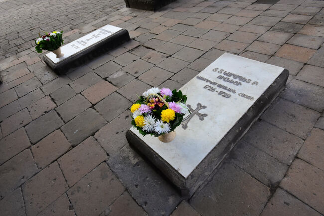 入口の扉の前に墓石あり<br />帰ってから調べたところ、カラペット2世というアルメニアのカトリック教会の最高権威者で、1726年から亡くなる1729年まで司教を努めたらしい<br />アルメニア語のWikiしか情報が見当たらず理解が怪しいが、正教会ではなさそう