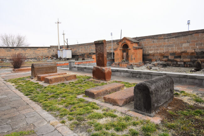 教会の外の庭のハチュカル