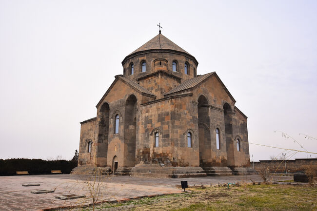 教会の外に出ました、裏側から<br />四アプス形式に、スキンチが入口で部屋になっているのが納得できるだろう