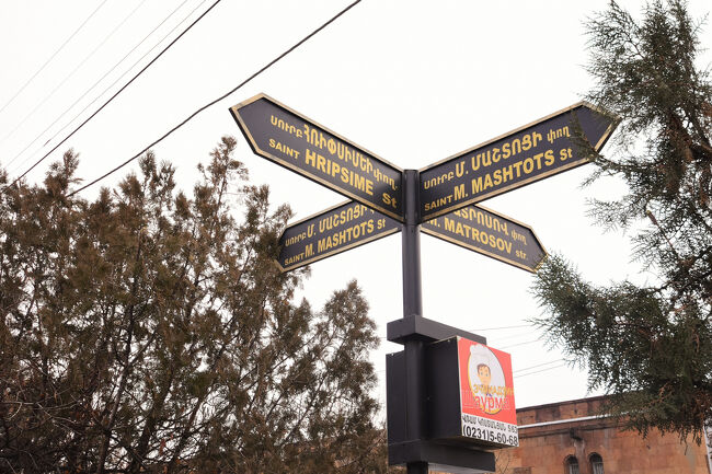 フリプシメ教会を出て、次の目的地へ<br />Mashtots st.を歩きます