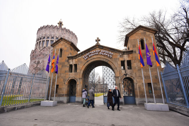 2km20分ほど歩くと、最終目的地のエチミアジン大聖堂"を含む"敷地の入口が見えてきた<br />こちらの北側のゲートより中に
