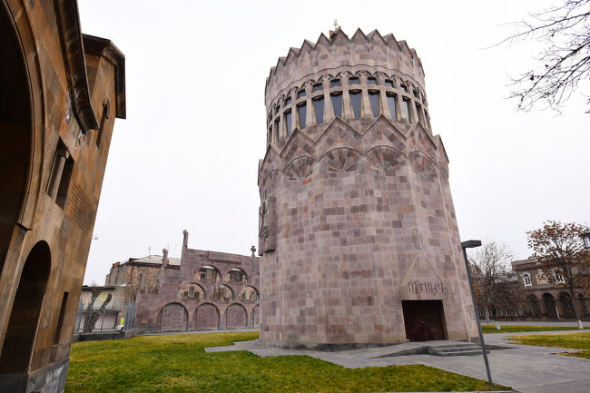 ゲート潜った左手のHoly Archangels Church