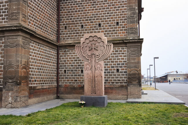 右手の建物沿いのハチュカル