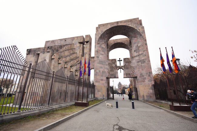 北側から入った敷地メインストリートを南下していき、東側の入口へ<br />くぐって敷地外から撮影<br />GoogleMapの登録名は<br />King Tiridates III and Gregory Illuminator relief<br />↑のフリプシメ教会で書いた、トルダット3世とグレゴリウスだ。<br />ゲートに二人描かれているが、左の王冠を被っているのはトルダット3世、右がグレゴリウス。