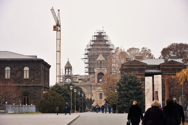東門から再び入り、東西メインストリートを西に進むと<br />改修中のエチミアジン大聖堂が