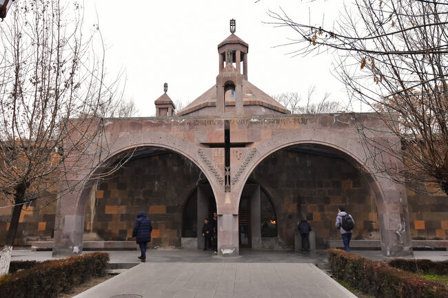 大聖堂の北側の礼拝堂「聖ヴァルダンと聖ヨハネ洗礼者聖堂」<br />2008年に第4代大統領(2018-2022年)アルサン・サルキシャンと研究者の妻からの寄付によって建てられたもので、ピンクと灰色の凝灰岩が使われているのが特徴<br />ヴァルダンは5世紀頃にサーサーン朝イランに対抗した最高司令官で国民的英雄とされている<br />周辺国からの侵略が多いアルメニアにとって、国民精神の象徴ともいえる人物らしい<br /><br />さて、寄付をした元大統領サルキシャンは300万ユーロ程資産を持っているという<br />大統領当時、(現)首相パシニャンとは首相-大統領の関係であったが対立が絶えなかったようで、2020年アゼルバイジャンとの紛争・停戦合意内容の件が決定打で辞任したと思われる<br />優秀な研究者でケンブリッジ大の教授を務め、欧州の様々な国の外交官を務めロンドンに大使館も設立したりと実績十分なのだが、議院内閣制のアルメニアにおいて名ばかりの大統領というのが合わなかったのだろう（？）<br />尚1996年に首相を務めたが、国防相と確執が生じ4ヶ月で辞任している