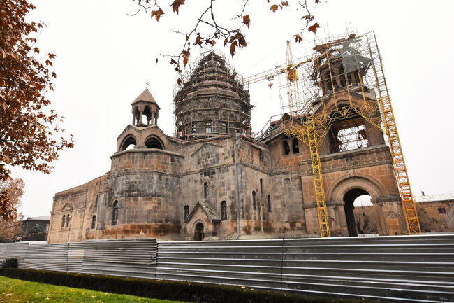 工事のフェーズによりおそらく立ち入り制限の強弱はあれど、2014年頃には既に改修工事は始まっており、入れないことは百も承知<br />ちなみに2024年に改修工事が終わったらしい<br />仮設足場を見ると日本の労働安全衛生規則の要求レベルよりは明らかに低いと感じる