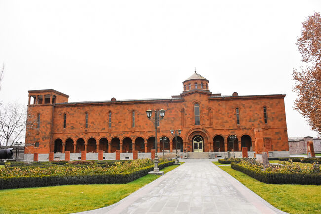 入れるのはこちらの建物のみで、さらにツアーのような形でしか敷地に入ることができない<br />敷地内の建物を英語で解説してもらいながらこの建物に向かい、<br />15分のみ内部を自由に見て回って退散する形<br />博物館内は写真は良いが動画はＮＧ