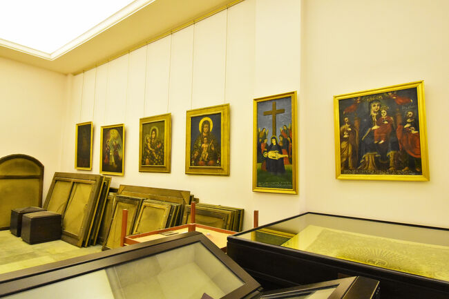 内部は広くないものの、15分しかないので慌ただしく見物しながら撮って回る