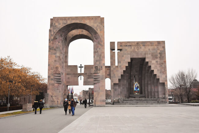 以上、博物館を含め世界遺産「エチミアジンの大聖堂と教会群ならびにズヴァルトノツの考古遺跡」を堪能したということでエレバン市内にマルシュルートカで戻る<br />こちらは東門の内側