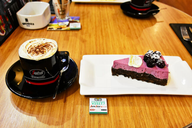 エチミアジンは昼食も取らずノンストップで観光したので、エレバン市内に戻りカフェで休憩<br />イタリア本部で全世界に展開しているSegafred