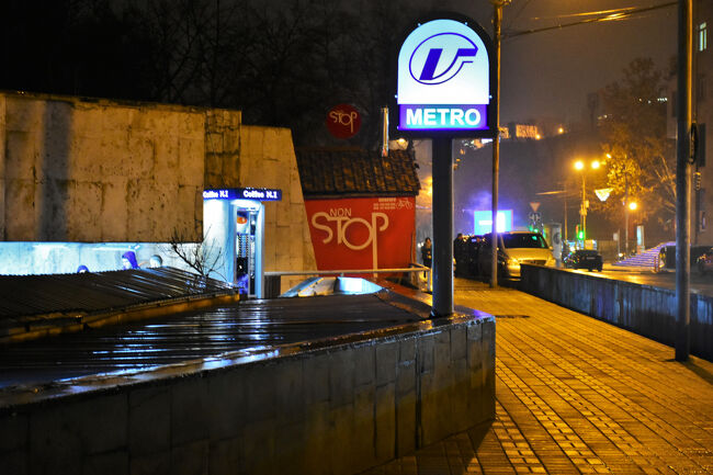 エレバンに来て地下鉄に乗っていないので、たった1駅であるが乗ってみることに<br />カフェ最寄りのYeritasardakan駅