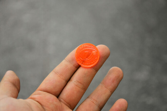 旅行時2020年初では旧ソでよくあるプラスチック製のコイン、いわゆるジュトンが改札内に入場するのに使われていたが、<br />2021年には紙のQRに切り替わったらしい