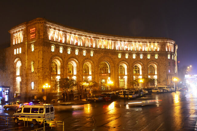 夕食の予約時間まで時間があるので共和国広場から宿泊しているホテルを撮って遊ぶ
