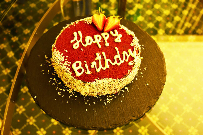 南コーカサス旅行最後の夜（のつもり）だったので思う存分に食べ飲み尽くしてホテルに帰ったのだが、<br />なんと部屋にケーキが･･･というのもこの日は誕生日だった<br />さすがマリオット、しかし満腹だったので辛かった（同行人と二人で全部食べたけど）<br />翌朝の出国（のつもりだった）に向けて就寝<br /><br />＜7日目終了＞