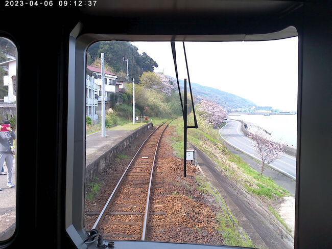 ホームにも人がいたあの駅