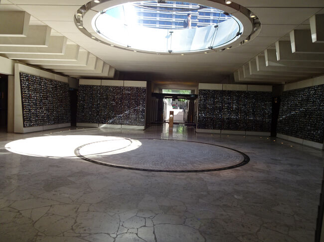  戦没者と思われる多くの名前を刻んだボードが立ち並んでいました。