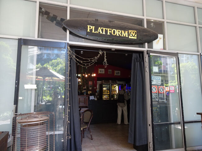 その後、電車でホテル最寄駅であるマスコット駅に戻り、パブで一息つく。