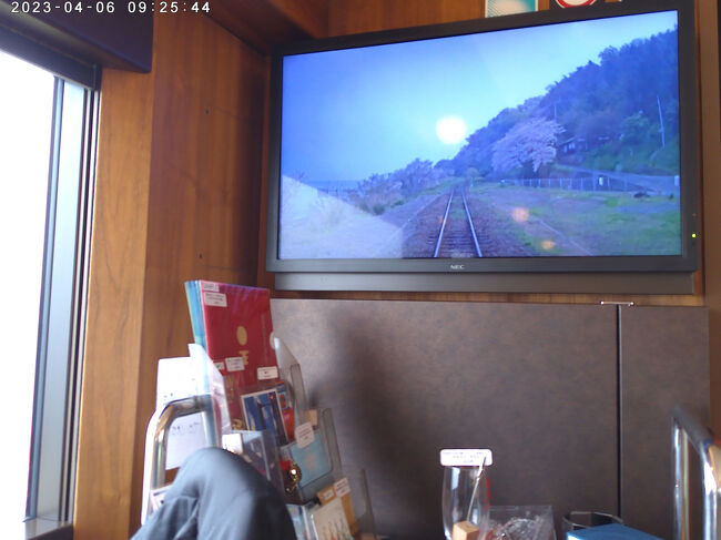 車両に戻りモニターでも楽しみます