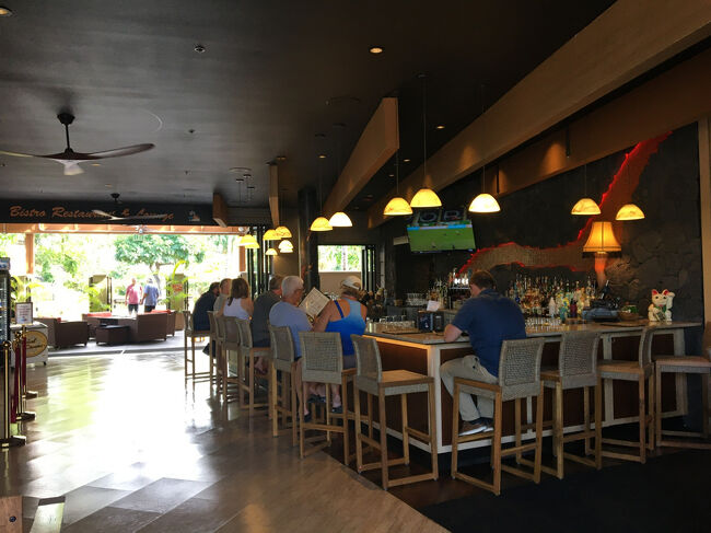 クイーンズ・マーケット・プレイス内の映画館の入り口はバーとビストロがあります