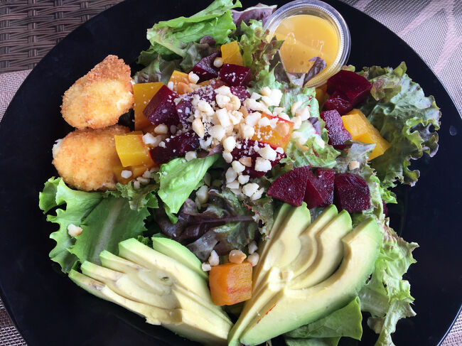 アボカドとビーツとゴートチーズのサラダ