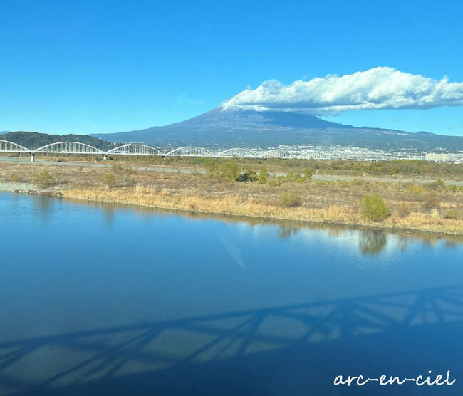 車窓からの富士山は、残念ながら雲がかかっていますが、澄み切った青空です。