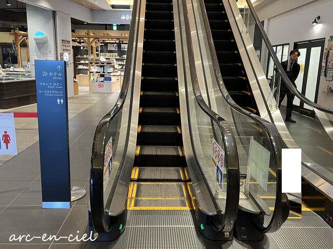 エスカレーターで2階に上がると