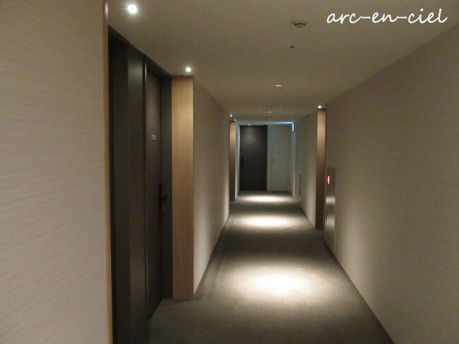 廊下の両サイドに客室がありますが、