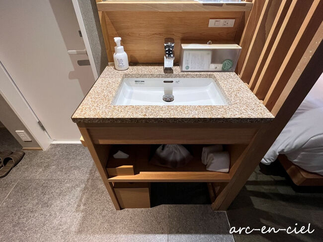 通路に手洗いがあります。<br />バスルームの中に入らなくてもよく、スペースもゆったりしているので、使いやすかったです。<br />右のボックスには、アニメティの他、女性用のスキンケア一式が用意されていました。<br />下段にあるドライヤーはPana製。