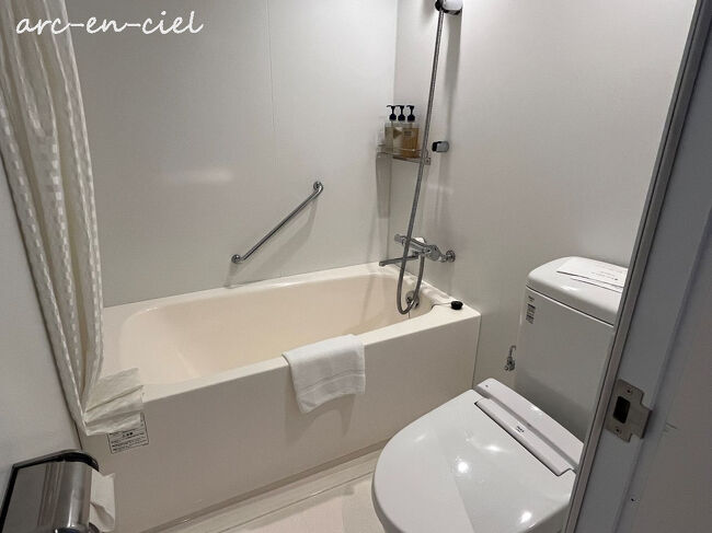 そして、バスルーム。<br />今回は大浴場を利用したので、こちらは使用せず。<br /><br />特筆すべきは、このトイレのペーパーホルダーがサイド＆正面に3つもあったこと(+_+)。<br />三島だから3つ？…そんなことはないよね(*^^*)。