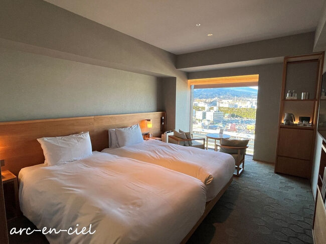 お部屋の全景です。<br />室内の設えがすべて木製で、温かみのあるお部屋。