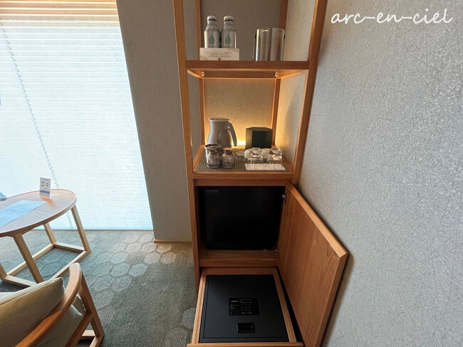 上段には無料のお水に、湯沸かしポット、ドリップ珈琲に緑茶が用意されていて、<br />下段には、冷蔵庫とセキュリティBOXと、とてもコンパクト。