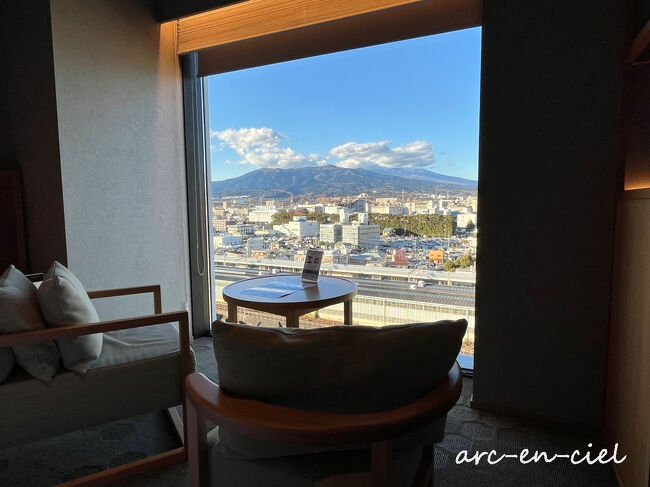 こちらのソファに座ると、実際の富士山が眺められますが、