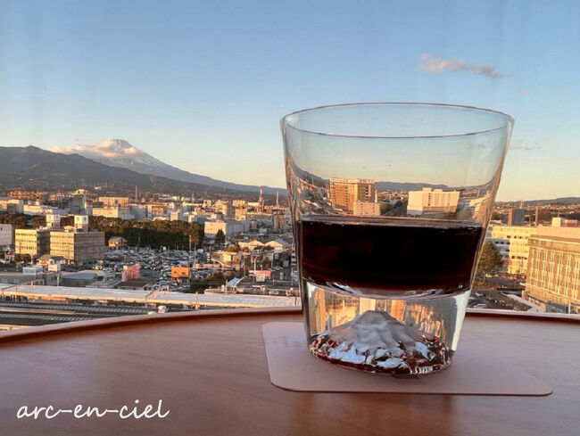 富士山を眺めながら、富士山のグラスでいただきます～(^^♪。