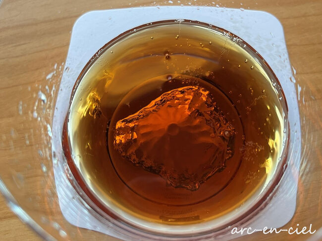 色のついたドリンクを注いで気がついたのですが、噴火口や裾野まで作られていて、もぉ感動です＼(◎o◎)／！