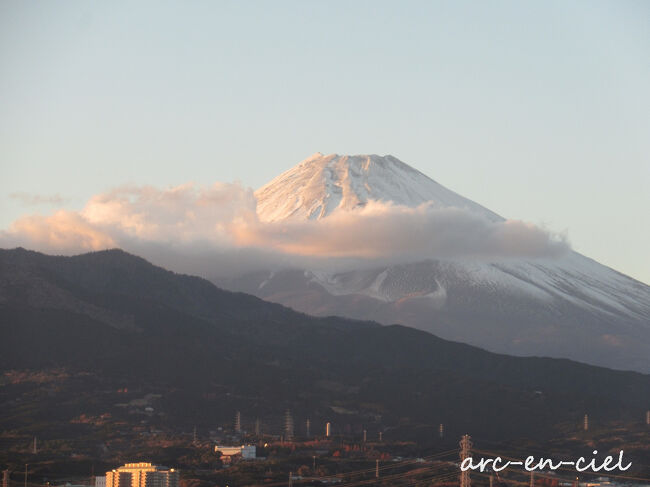 夕方になるにつれて、少しずつ雲がはれてきました。<br />そして、夕暮れには美しい富士山を眺めることができました。