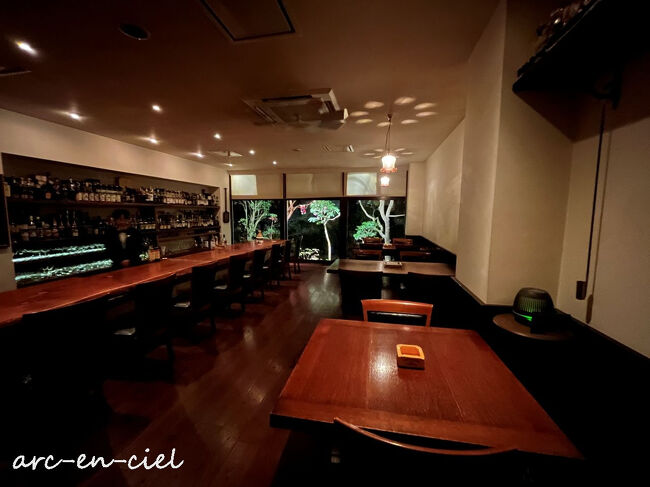 知人のバーテンさんから、おすすめされていた「Bar ゆもと」。<br />窓際のカウンター席に座ると、