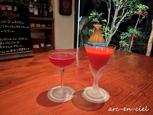 私は柘榴のジャックローズ（左）。<br />OTTOは、苺のフローズンカクテル（右）。<br />新鮮なフルーツカクテルが美味しかったようで、その後も洋梨に完熟パインに…と(*^^*)。<br />評判どおり、とても雰囲気のよいバーでした。